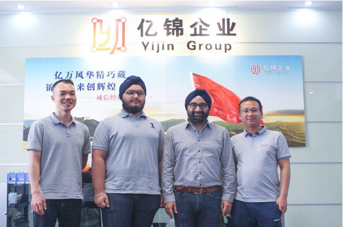 盧旺達宴會廳膜結(jié)構(gòu)案例與客戶合影